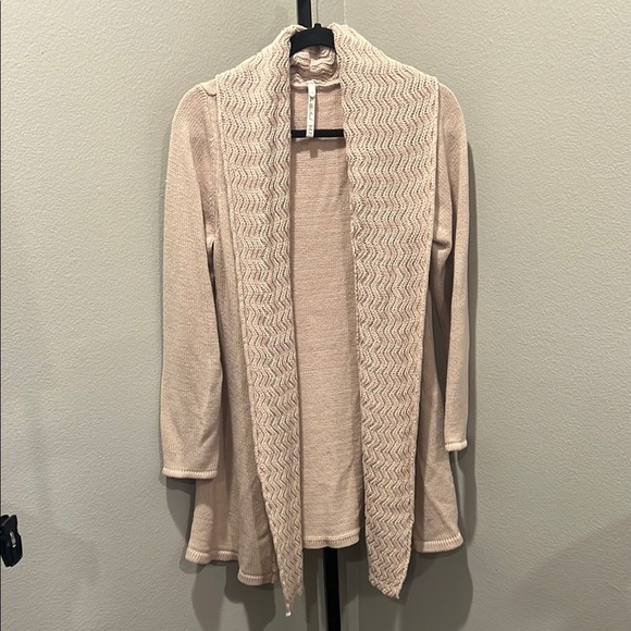 Leo & Nicole Cream Cardigan with Ribbed Knit Texture - Picture 1 of 3